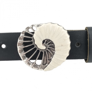 Preview: Design Gürtelschnalle Lexa creme von Umjubelt - am Gürtel